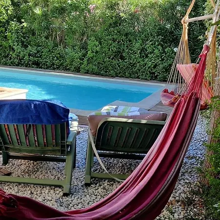 Avec Piscine Et Terrasse Au Calme Vila